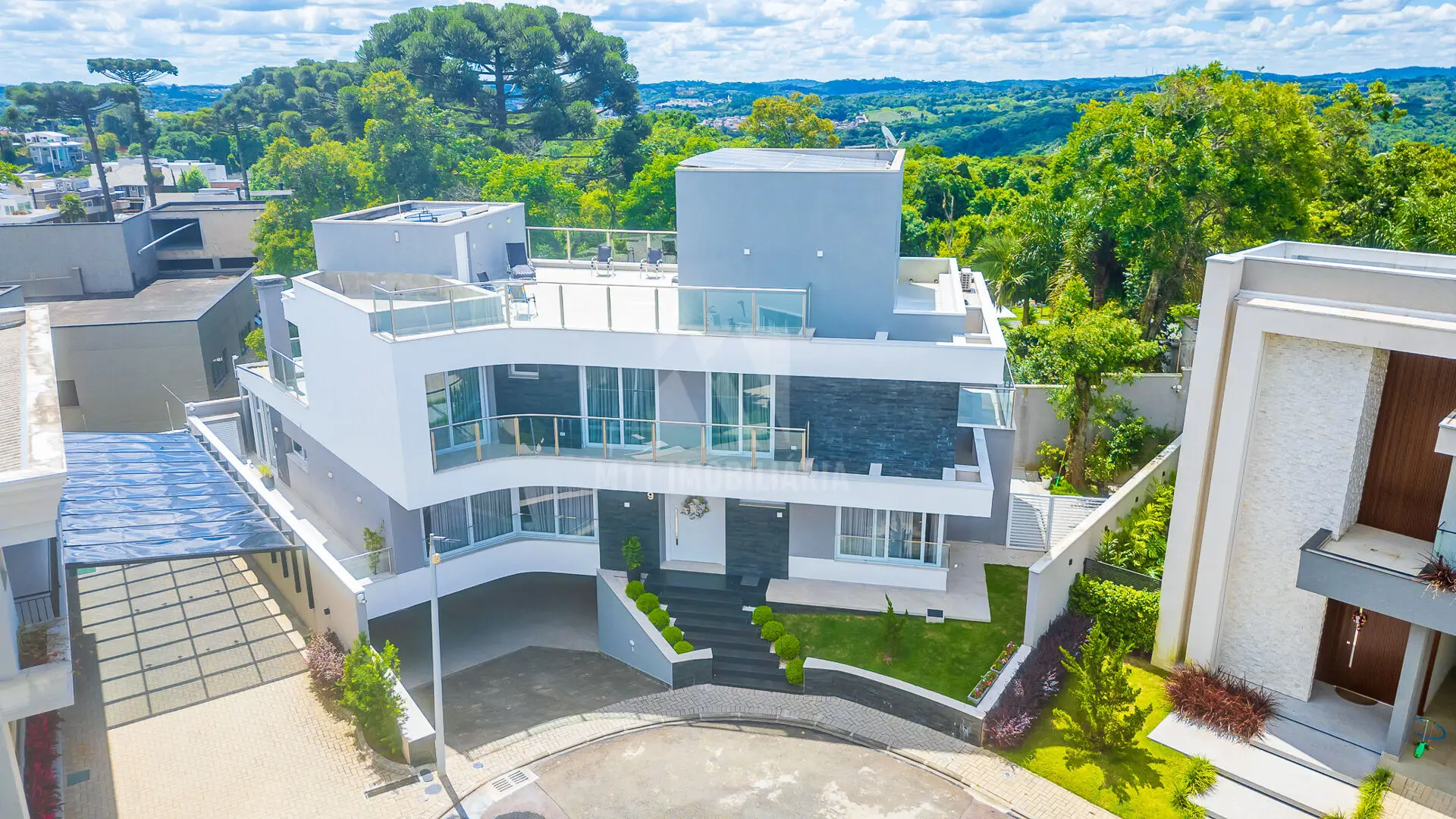 Fachada residencial com esquadrias em alumínio e vidro